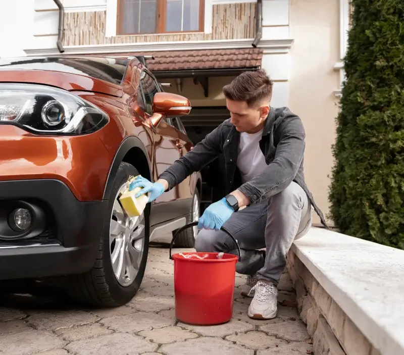 Lavage auto à domicile Saint-Geniès-Bellevue : professionnel intervenant sur un véhicule